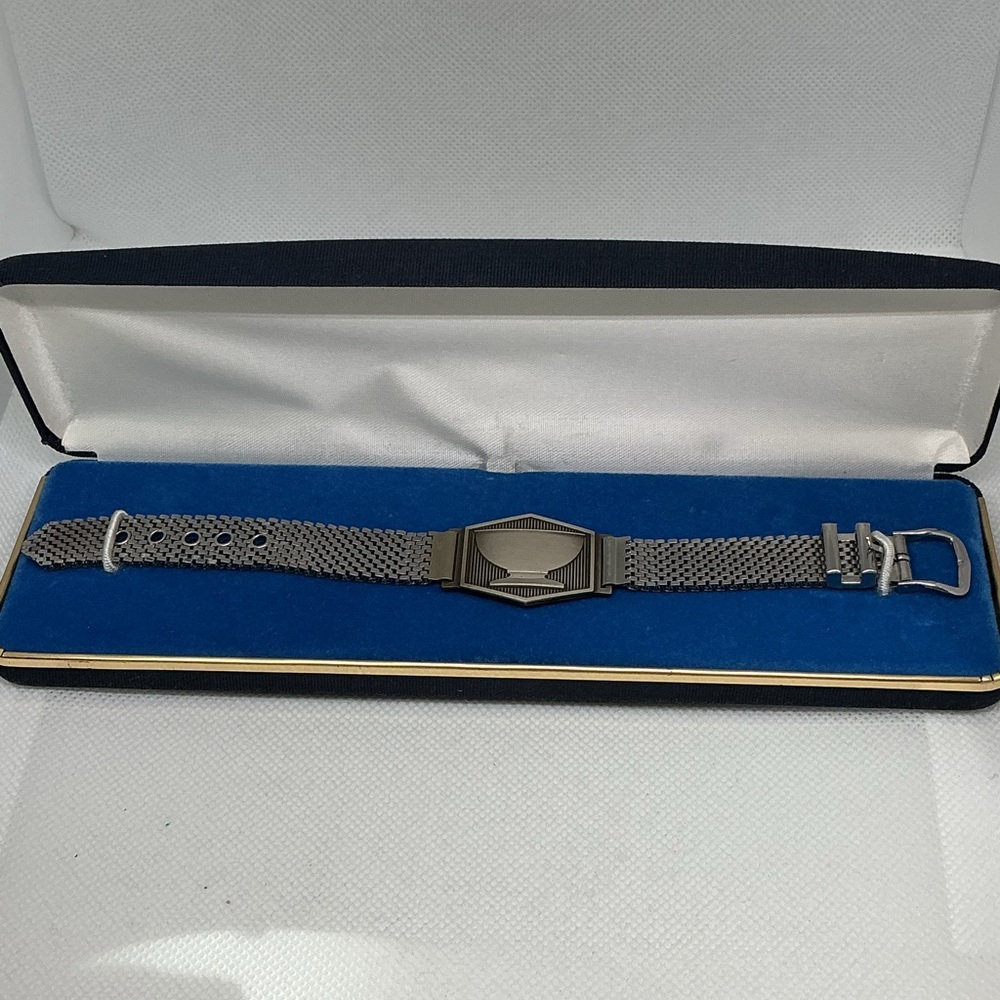 Vintage 1973 Outstanding Young Women of America Award Mesh Buckle Bracelet